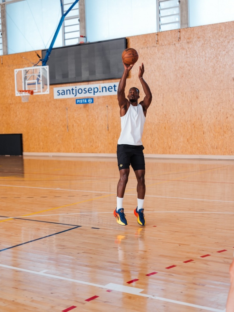 巴特勒西班牙度假球场实穿曝光全新签名鞋款