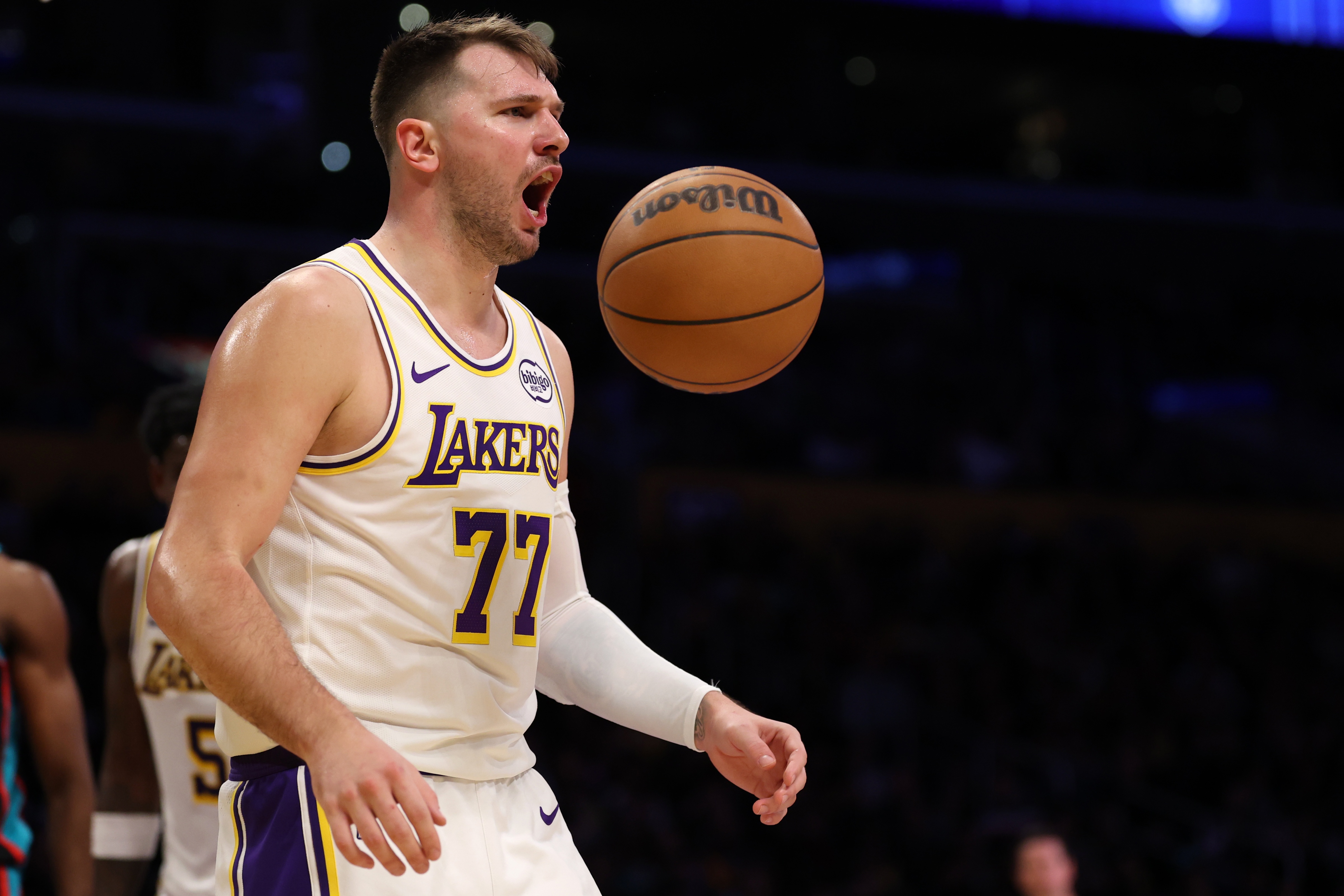 开云APP-美记对比：湖人得到东契奇 绿军少了塔图姆等数人表现却更胜一筹